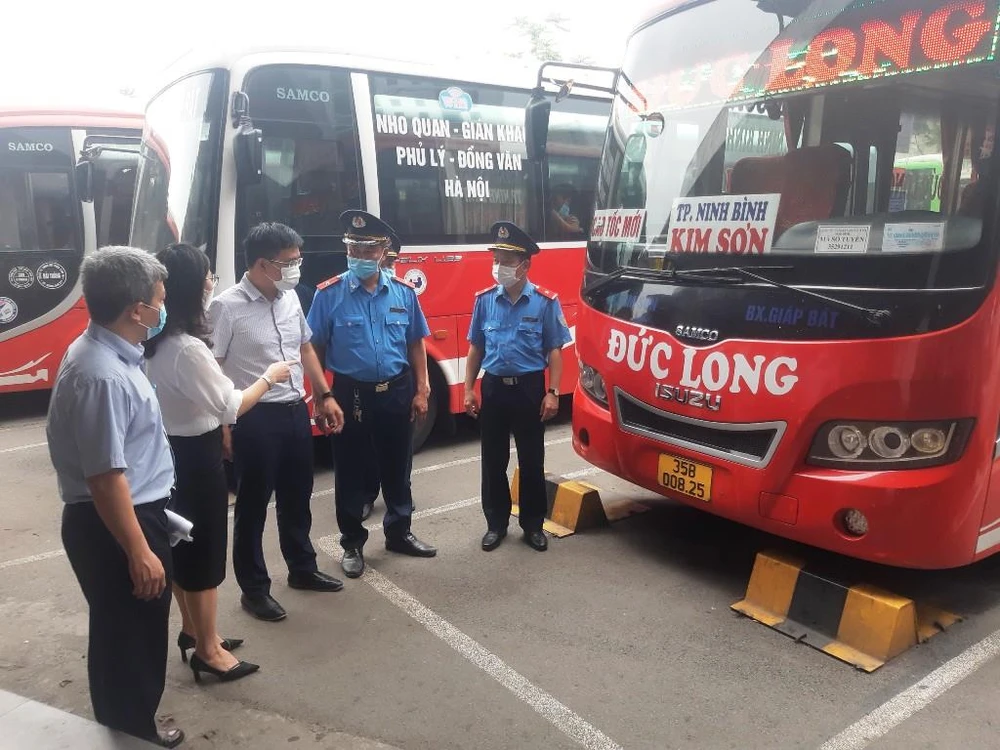 Lãnh đạo Tổng cục Đường bộ Việt Nam kiểm tra bến xe, doanh nghiệp vận tải để sẵn sàng phục vụ khách đi lại dịp nghỉ lễ 30/4-1/5. (Ảnh: CTV/Vietnam+)