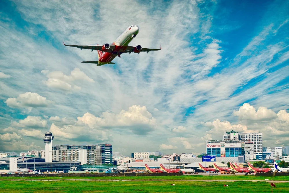 Máy bay của hãng hàng không Vietjet cất cánh từ sân bay Tân Sân Nhất, Thành phố Hồ Chí Minh. (Ảnh: CTV/Vietnam+)