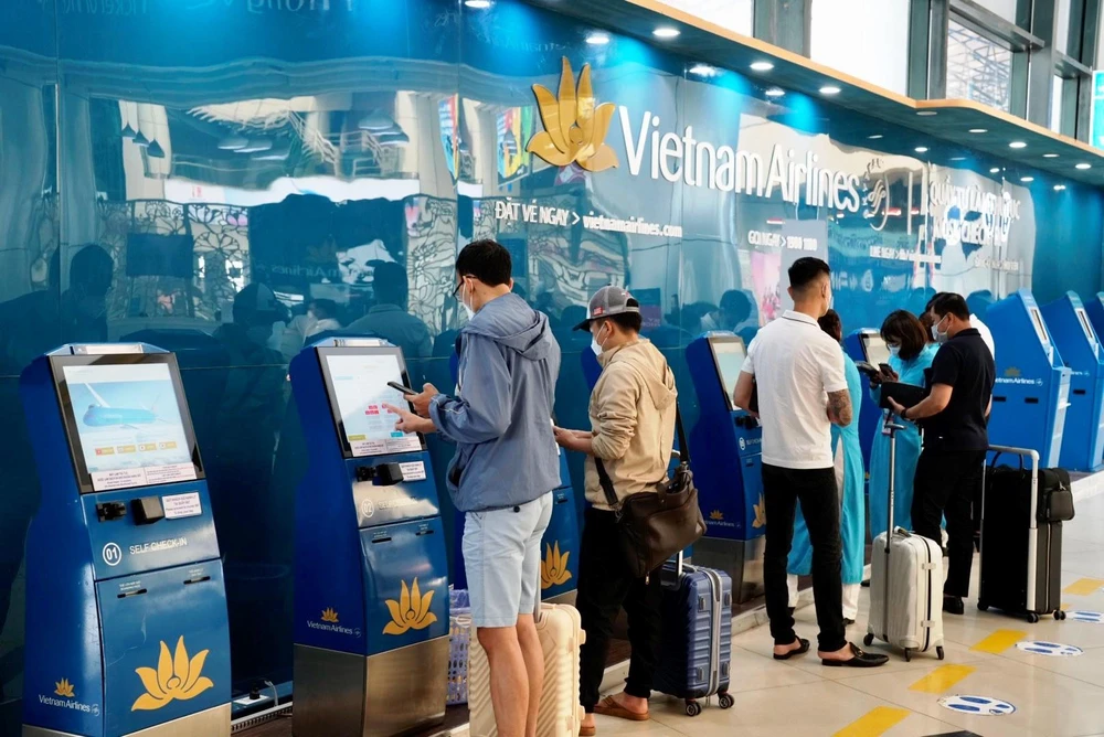 Hành khách làm thủ tục trực tuyến tại kios bố trí ở sân bay của hãng hàng không Vietnam Airlines. (Ảnh: CTV/Vietnam+)