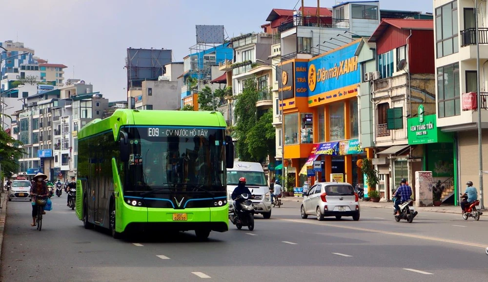 Tuyến xe buýt điện E09 có lộ trình Khu đô thị Smart City-đường Thanh Niên-Công viên nước Hồ Tây vừa được Vinbus mở. (Ảnh: CTV/Vietnam+)