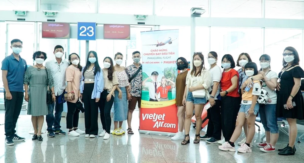 Những hành khách đầu tiên đường bay Thành phố Hồ Chí Minh-Phuket. (Ảnh: CTV/Vietnam+)