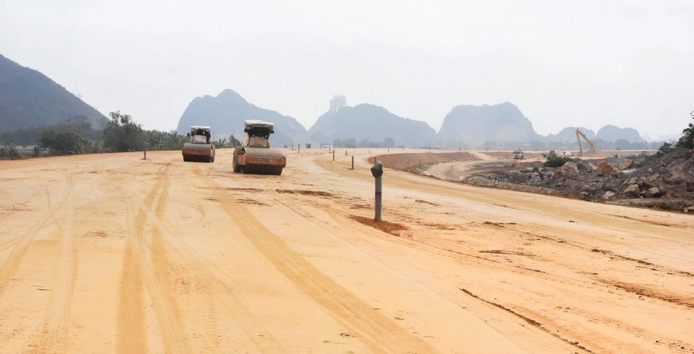 Dự án đường cao tốc Bắc-Nam giai đoạn 2017-2020 vẫn còn thiếu khoảng 3,2 triệu m3 đất đắp nền đường. (Ảnh: Việt Hùng/Vietnam+)