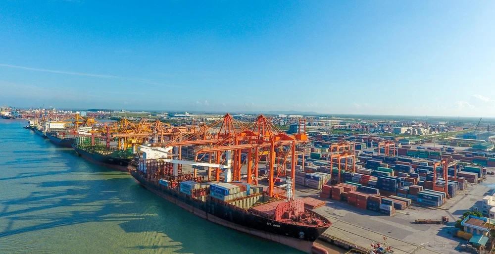 Bốc xếp container tại cảng Tân Vũ-Hải Phòng. (Ảnh: CTV/Vietnam+)