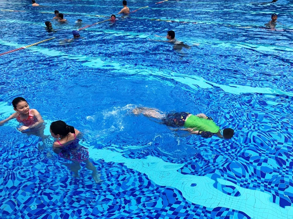 Thời gian gần đây, nhiều gia đình đã cho trẻ em đi học bơi trong đợt nghỉ Hè. (Ảnh: Bảo Anh/Vietnam+)