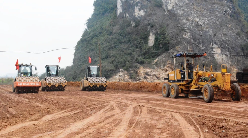 Nhà thầu thi công một đoạn tuyến cao tốc Bắc-Nam giai đoạn 2017-2020. (Ảnh: Việt Hùng/Vietnam+)