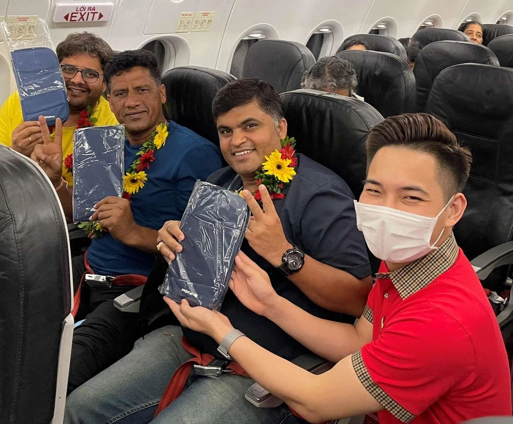 Những hành khách trên chuyến bay đến Ấn Độ của hãng hàng không Vietjet Air. (Ảnh: CTV/Vietnam+)