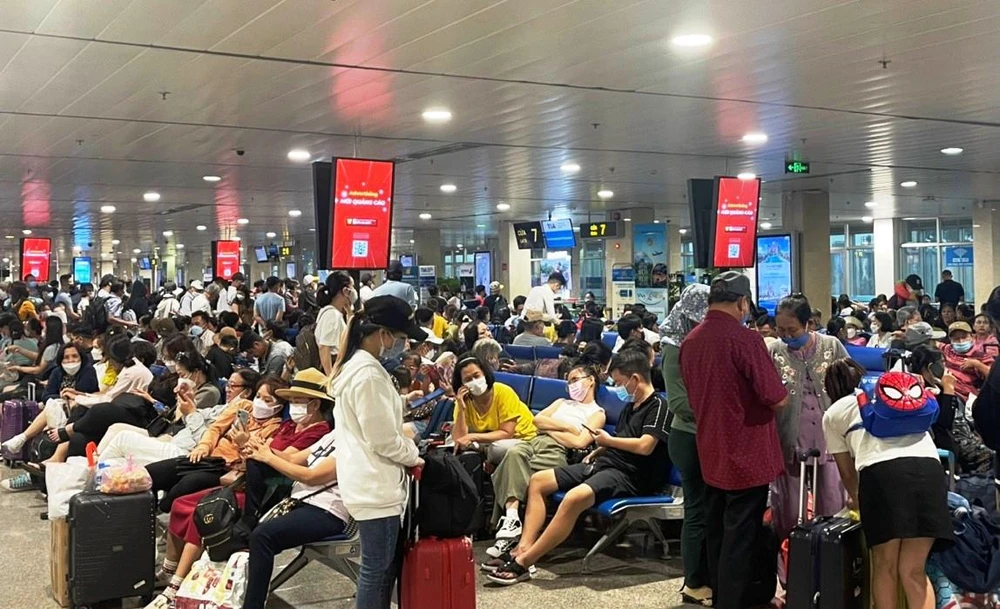 Trong dịp cao điểm Hè, mỗi ngày sân bay Tân Sơn Nhất có khoảng hơn 100.000 lượt khách qua cảng hàng không. (Ảnh: Việt Hùng/Vietnam+)