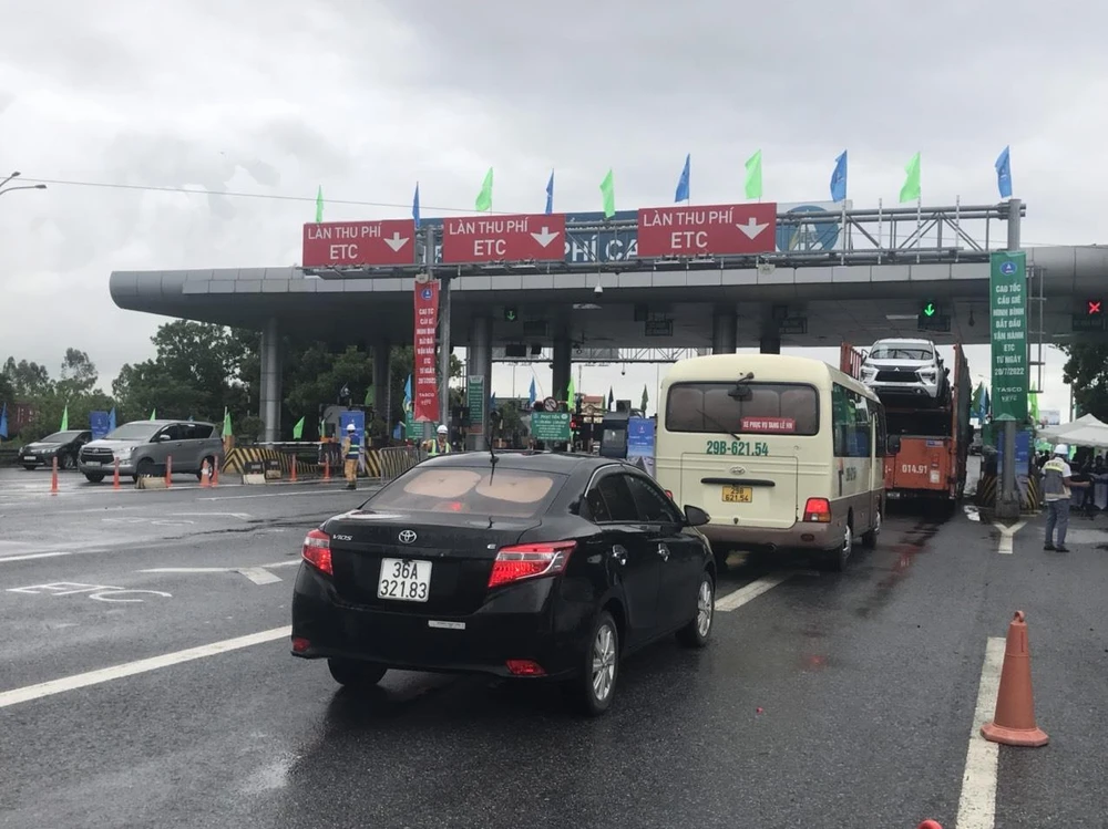 Phương tiện lưu thông qua làn ETC thuận lợi, nhanh chóng trên cao tốc Cầu Giẽ-Ninh Bình. (Ảnh: Việt Hùng/Vietnam+)