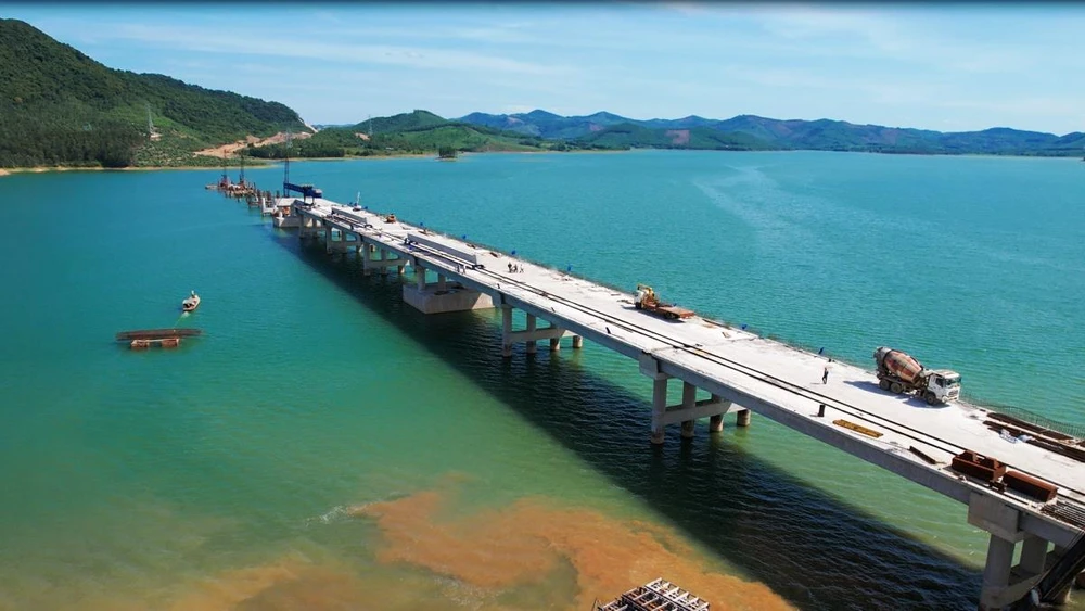 Cầu vượt hồ Yên Mỹ thuộc địa phận huyện Nông Cống, tỉnh Thanh Hóa dài gần 1km thuộc gói thầu XL03 do Tổng công ty cổ phần Xuất nhập khẩu và Xây dựng Việt Nam (Vinaconex) thi công.