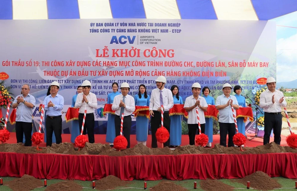 Các đại biểu phát động khởi công gói thầu thi công đường cất hạ cánh, đường lăn, sân đỗ máy bay tại Cảng hàng không Điện Biên. (Ảnh: CTV/Vietnam+)