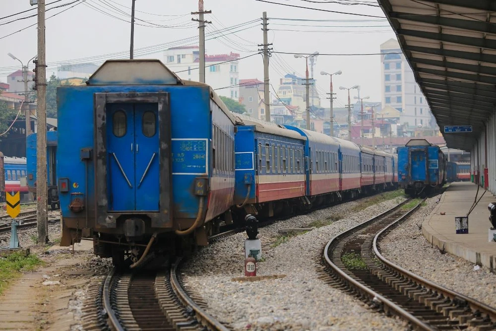 Ngành đường sắt tạm dừng chạy đôi tàu khách Bắc-Nam do ảnh hưởng bão Noru. (Ảnh: Minh Sơn/Vietnam+)