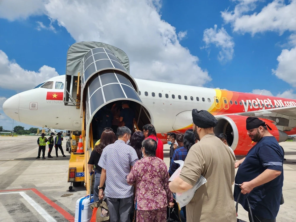 Hành khách đi máy bay của hãng hàng không Vietjet Air. (Ảnh: CTV/Vietnam+)