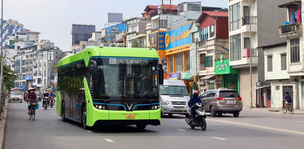 Tuyến xe buýt điện E09 có lộ trình Khu đô thị Smart City-đường Thanh Niên-Công viên nước Hồ Tây được Vinbus đưa vào khai thác, vận hành. (Ảnh: CTV/Vietnam+)