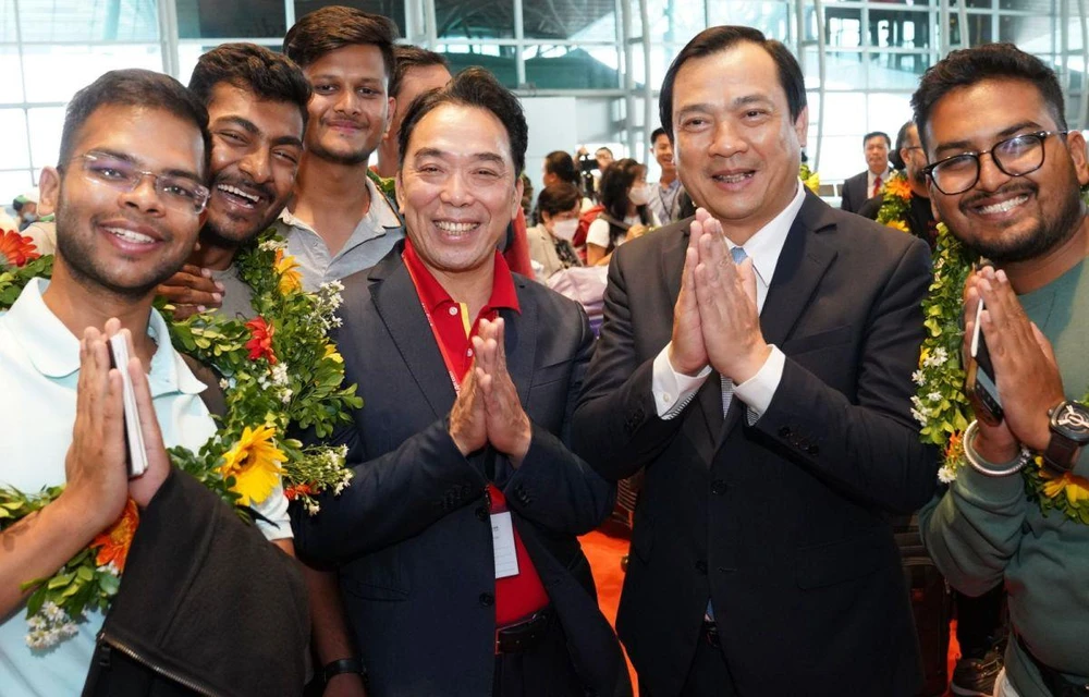 Chào đón những hành khách Ấn Độ đặt chân tới thành phố Đà Nẵng. (Ảnh: CTV/Vietnam+)