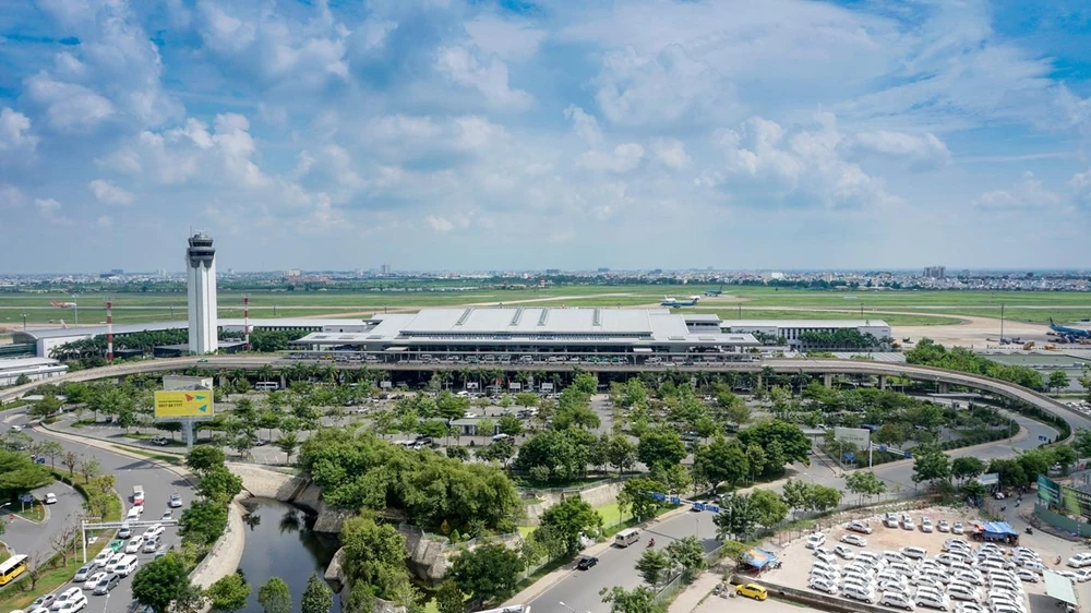 Cảng hàng không Tân Sơn Nhất nhìn từ trên cao. (Ảnh: CTV/Vietnam+)