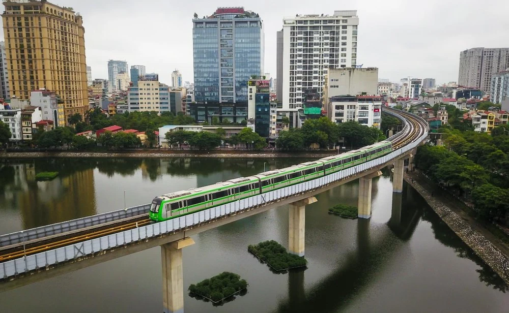 Tuyến đường sắt đô thị Cát Linh-Hà Đông là tuyến đường sắt đô thị đầu tiên của thành phố cũng như cả nước được đưa vào vận hành, khai thác gần một năm qua. (Ảnh: Huy Hùng/Vietnam+)