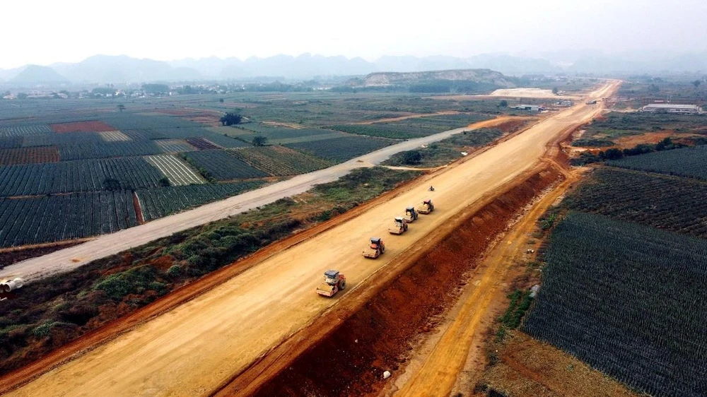 Nhà thầu thi công đoạn tuyến dự án cao tốc Bắc-Nam phía Đông giai đoạn 2017-2020. (Ảnh: Huy Hùng/Vietnam+)
