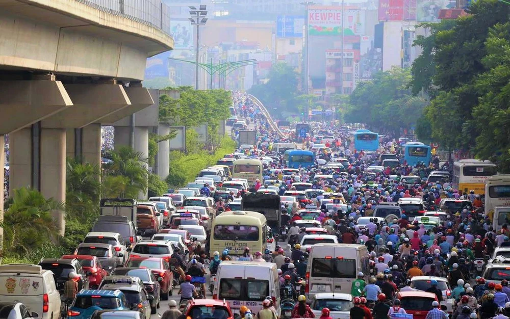 Các phương tiện giao thông gia tăng từ 4-5%/năm, vì vậy tình trạng ùn tắc giao thông trên địa bàn thành phố là không thể tránh khỏi và diễn biến ngày càng phức tạp. (Ảnh: CTV/Vietnam+)