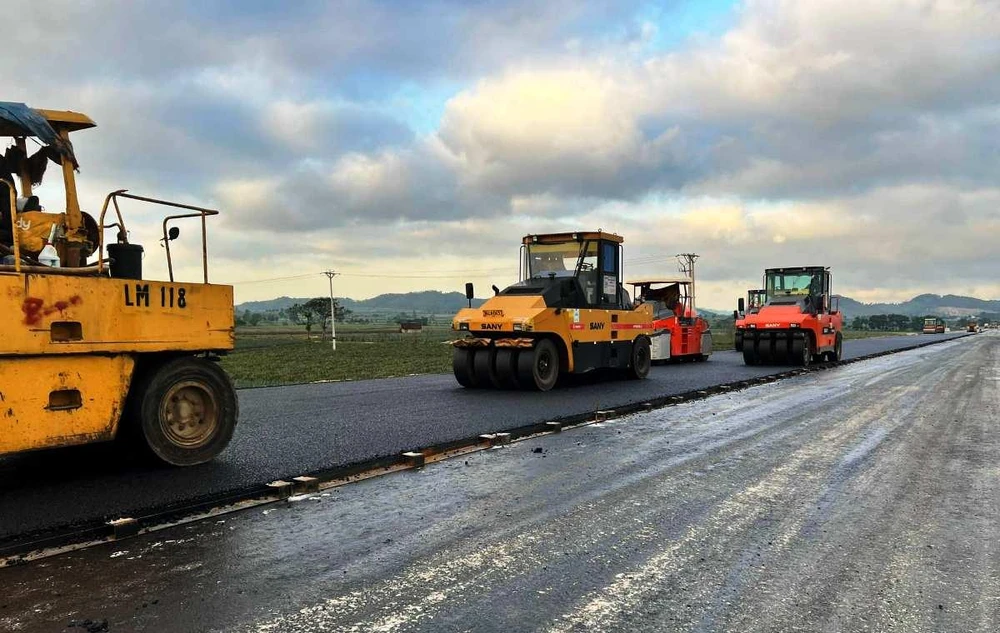 Nhà thầu thi công thảm nhựa mặt đường cao tốc Mai Sơn-Quốc lộ 45. (Ảnh: CTV/Vietnam+)