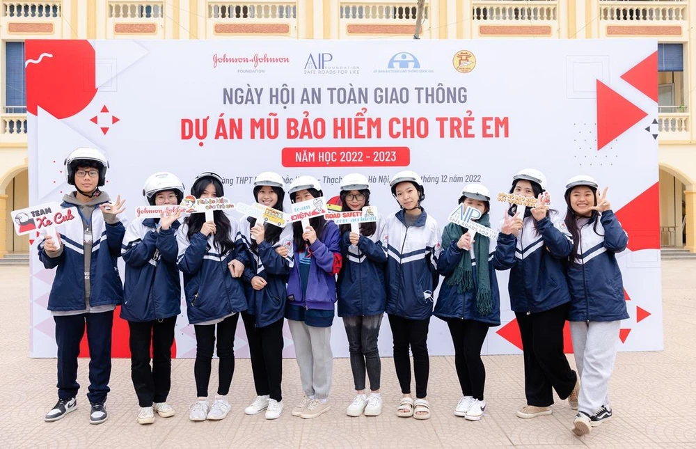 Học sinh trường Trung học phổ thông Phùng Khắc Khoan đội mũ bảo hiểm đạt chuẩn, đúng cách. (Ảnh: CTV/Vietnam+)