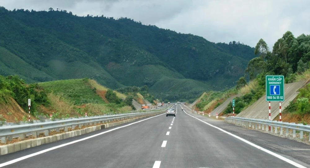 Phương tiện lưu thông trên một đoạn tuyến cao tốc được đưa vào vận hành và khai thác. (Ảnh: Việt Hùng/Vietnam+)