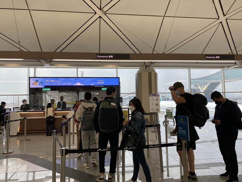 Hành khách làm thủ tục tại sân bay Hongkong. (Ảnh: CTV/Vietnam+)