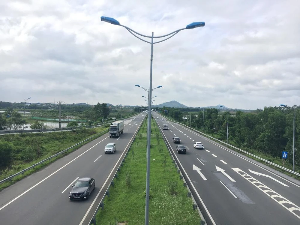 Phương tiện lưu thông trên tuyến cao tốc đã được đưa vào vận hành, khai thác. (Ảnh: CTV/Vietnam+)