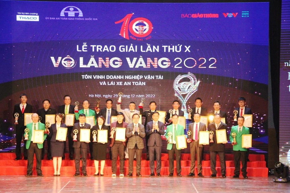 Lãnh đạo Bộ Giao thông Vận tải và Ủy ban An toàn giao thông Quốc gia trao giải thưởng Vô lăng vàng cho các doanh nghiệp vận tải được vinh danh. (Ảnh: Việt Hùng/Vietnam+)