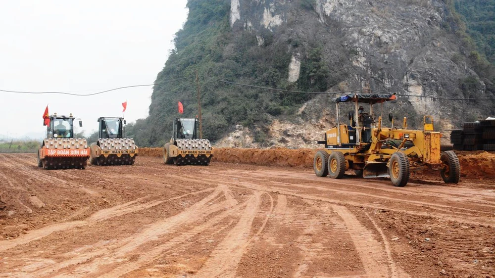 Nhà thầu triển khai thi công một đoạn tuyến cao tốc Bắc-Nam giai đoạn 2021-202. (Ảnh: Việt Hùng/Vietnam+)