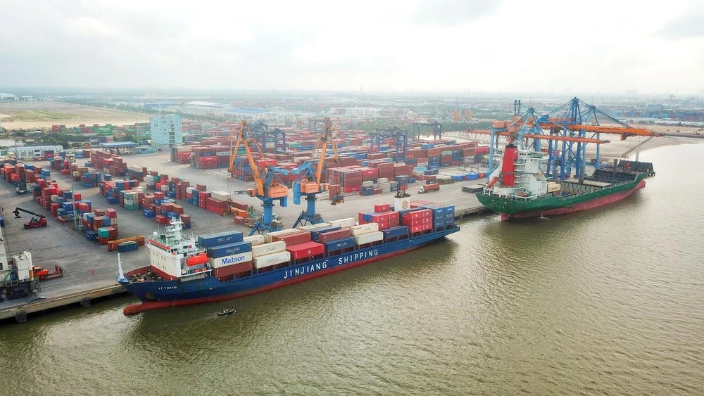 Xếp dỡ hàng hóa container tại một cảng biển Việt Nam. (Ảnh: CTV/Vietnam+)