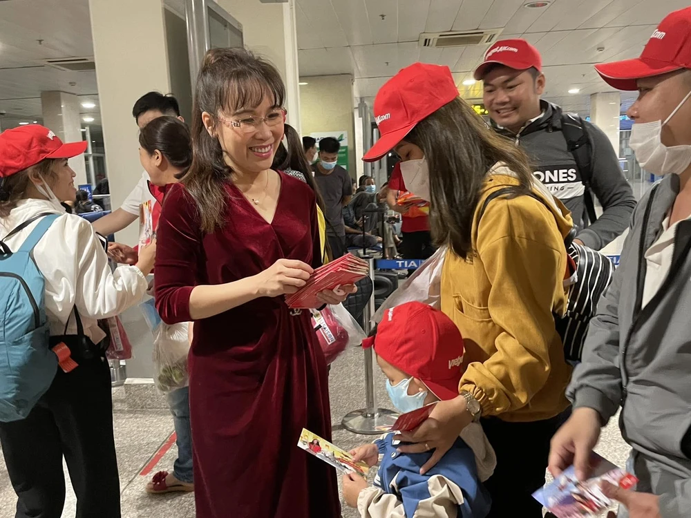 Tổng giám đốc Vietjet Nguyễn Thị Phương Thảo bất ngờ xuất hiện tại sân bay, gửi lời chúc và các phần quà ý nghĩa đến công nhân, người lao động khó khăn. (Ảnh: CTV/Vietnam+)