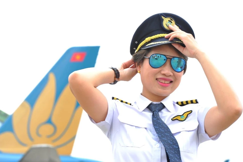 Nữ Cơ trưởng Nguyễn Ly Hương lái máy bay thân rộng hiện đại A350 của Vietnam Airlines cho rằng, bay Tết là đặc thù riêng trong nghề. (Ảnh: CTV/Vietnam+)