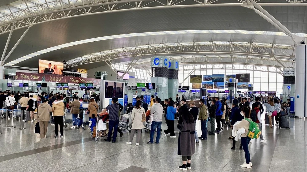 Hành khách làm thủ tục chuyến bay tại nhà ga T2 Cảng hàng không quốc tế Nội Bài. (Ảnh: CTV/Vietnam+)