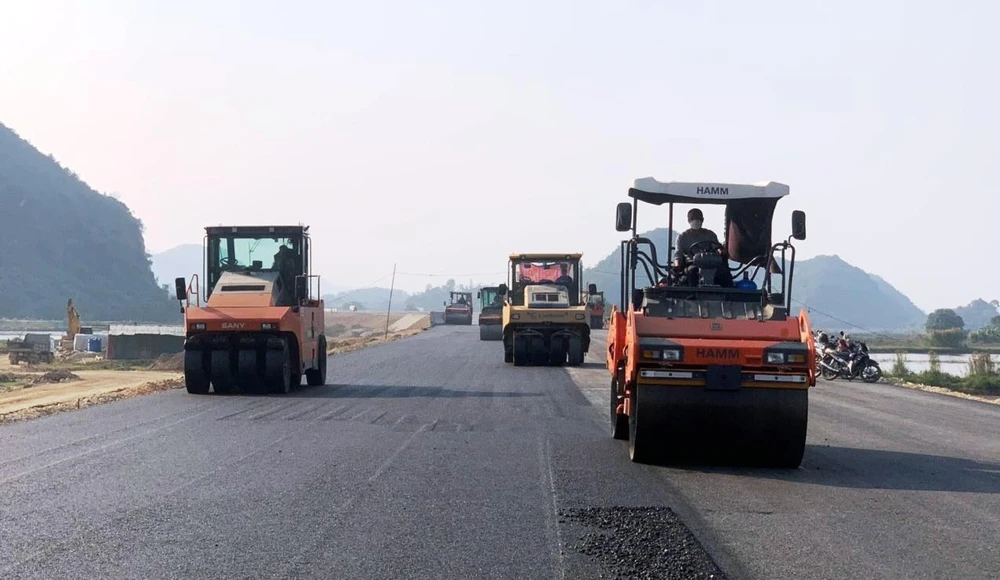 Nhà thầu tiến hành thảm bê tông nhựa đoạn tuyến cao tốc Mai Sơn-Quốc lộ 45. (Ảnh: Việt Hùng/Vietnam+)