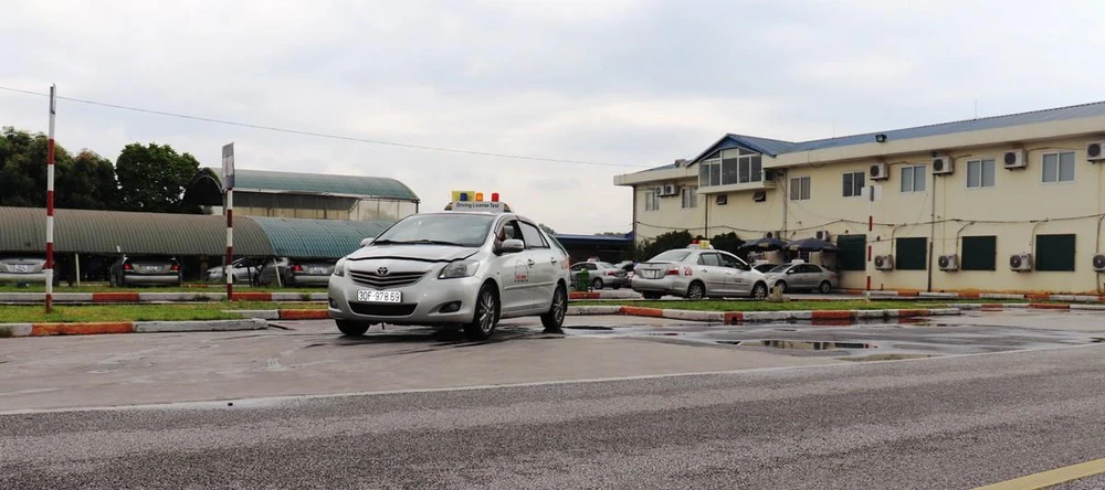 Học viên thi sát hạch lái xe trong sa hình tại một trung tâm đào tạo, sát hạch lái xe của Hà Nội. (Ảnh: Việt Hùng/Vietnam+)