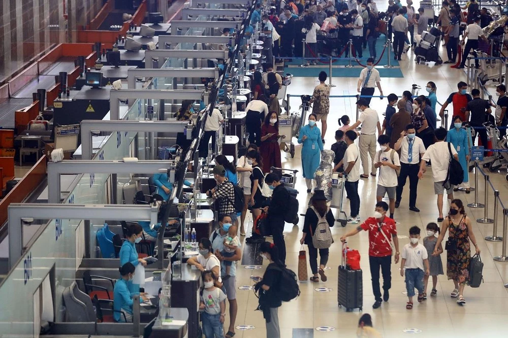 Hành khách làm thủ tục chuyến bay tại Cảng hàng không quốc tế Nội Bài. (Ảnh: CTV/Vietnam+)