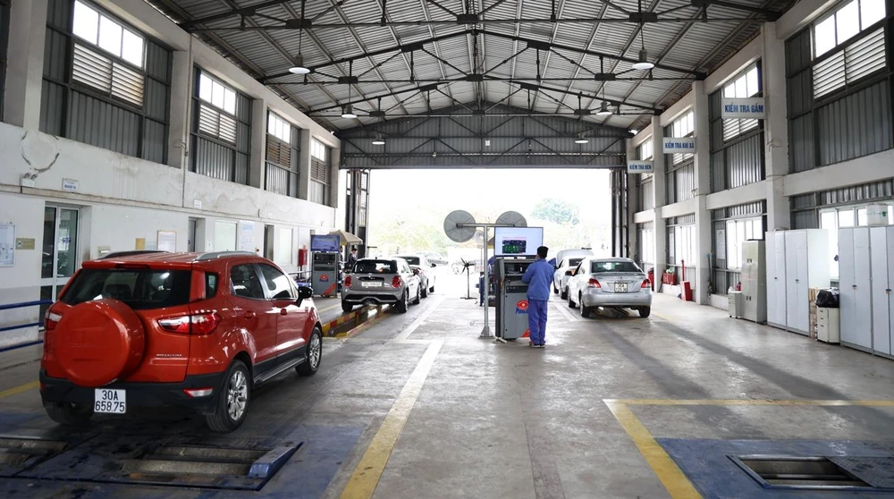 Phương tiện xe ôtô đang được kiểm định tại một trung tâm đăng kiểm của Hà Nội. (Ảnh: Minh Hiếu/Vietnam+)