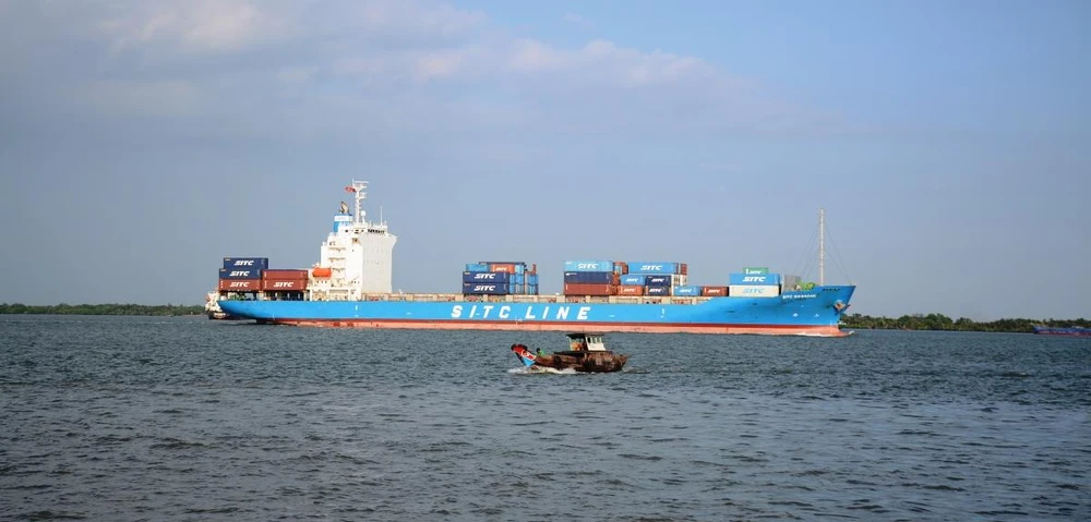 Bộ Giao thông Vận tải cũng nghiên cứu phát triển phương tiện thủy nội địa chuyên dùng, chở container phù hợp với đặc thù kết cấu hạ tầng đường thủy nội địa theo từng khu vực. (Ảnh: Việt Hùng/Vietnam+)