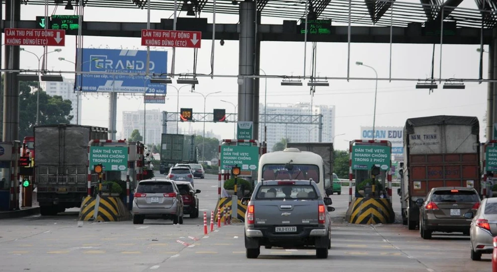 Thu phí điện tử không dừng đã được triển khai và mang lại hiệu quả nhờ tính công khai, minh bạch và giảm thời gian chờ cho chủ xe ở các trạm thu phí. (Ảnh: Việt Hùng/Vietnam+)