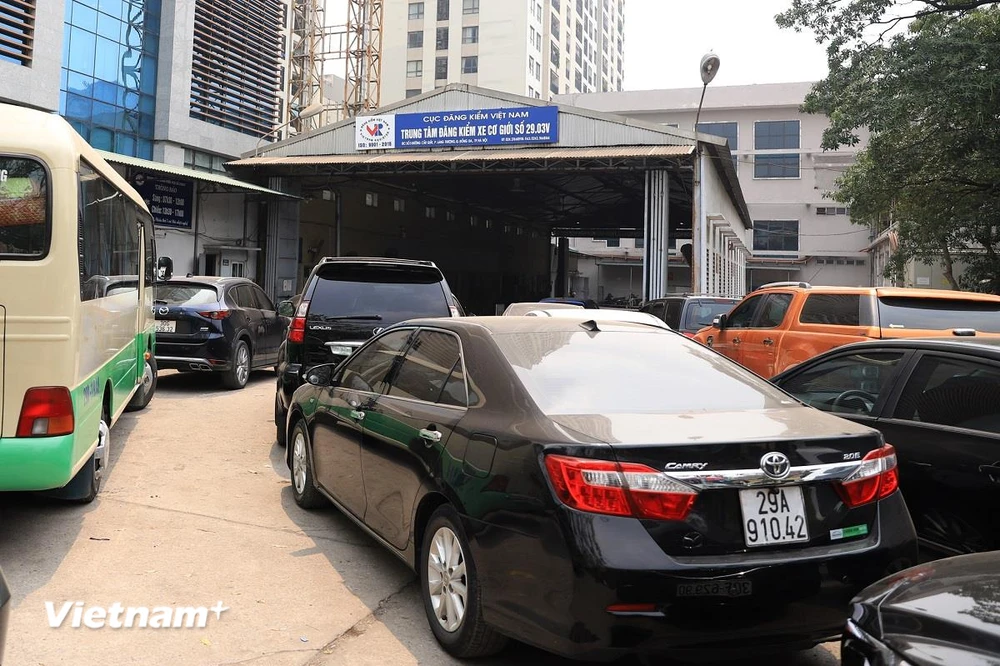 Các phương tiện xếp hàng vào đăng kiểm tại Trung tâm đăng kiểm xe cơ giới số 29-03V ở Láng Thượng, quận Đống Đa, Hà Nội. (Ảnh: Hoài Nam/Vietnam+)