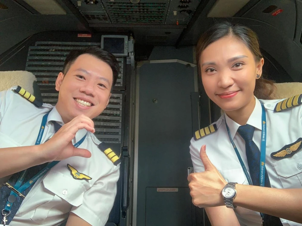 Chị Nguyễn Thị Ngọc Bích, nữ Cơ trưởng máy bay A321 của Đoàn bay 919 (Vietnam Airlines) bên cạnh một đồng nghiệp nam. (Ảnh: CTV/Vietnam+)