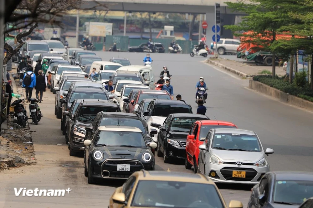 Phương tiện xếp hàng dài chờ đăng kiểm tại thành phố Hà Nội. (Ảnh: Hoài Nam/Vietnam+)