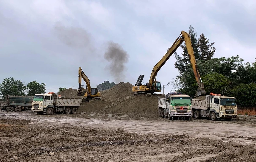 Các dự án đường cao tốc khu vực Đồng bằng sông Cửu Long đều thiếu nguồn vật liệu cát đắp nền đường. (Ảnh: Việt Hùng/Vietnam+)
