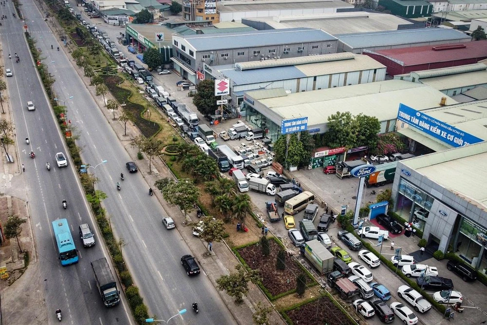 Nhiều trung tâm đăng kiểm tại Hà Nội đang quá tải và ùn tắc lượng phương tiện đến kiểm định. (Ảnh: Hoài Nam/Vietnam+)