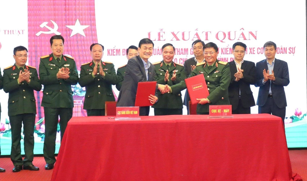 Cục Đăng kiểm Việt Nam tiếp nhận 40 kiểm định viên quân sự từ Cục Xe-Máy (Bộ Quốc phòng) tham gia hỗ trợ các trung tâm đăng kiểm xe cơ giới dân sự. (Ảnh: CTV/Vietnam+)