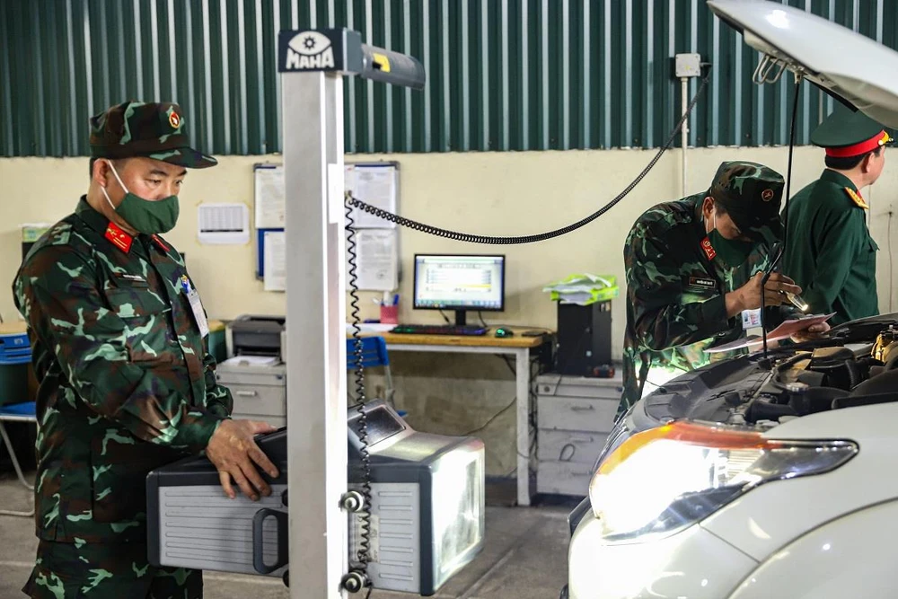 Các kiểm định viên quân sự đã sẵn sàng hỗ trợ cho công tác đăng kiểm xe cơ giới tại Hà Nội. (Ảnh: Hoài Nam/Vietnam+)