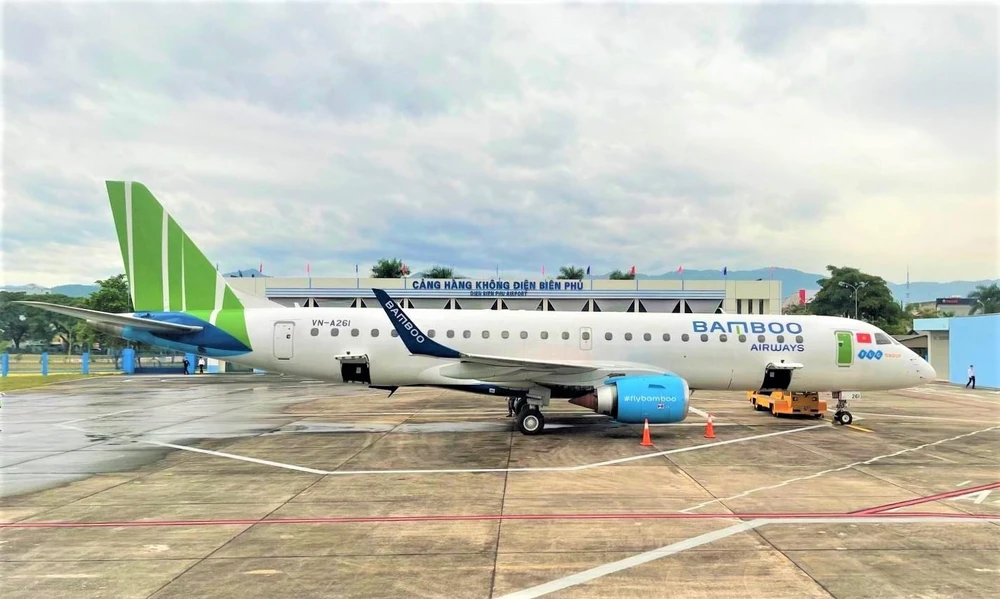 Máy bay phản lực Embraer của hãng hàng không Bamboo Airways tại sân bay Điện Biên. (Ảnh: CTV/Vietnam+)