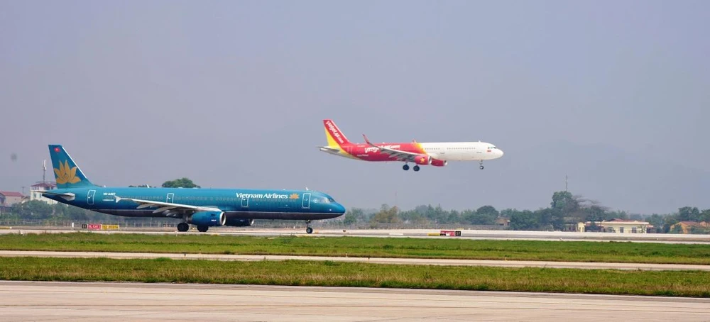 Giá vé máy bay tới các thành phố du lịch như Đà Nẵng, Phú Quốc, Nha Trang đang cao lên từng ngày do nhu cầu lớn và khả năng cung ứng có hạn. (Ảnh: CTV/Vietnam+) 
