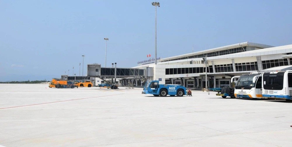 Cảng hàng không quốc tế Cam Ranh đưa vào khai thác dự án cải tạo, nâng cấp sân đỗ máy bay. (Ảnh: CTV/Vietnam+)