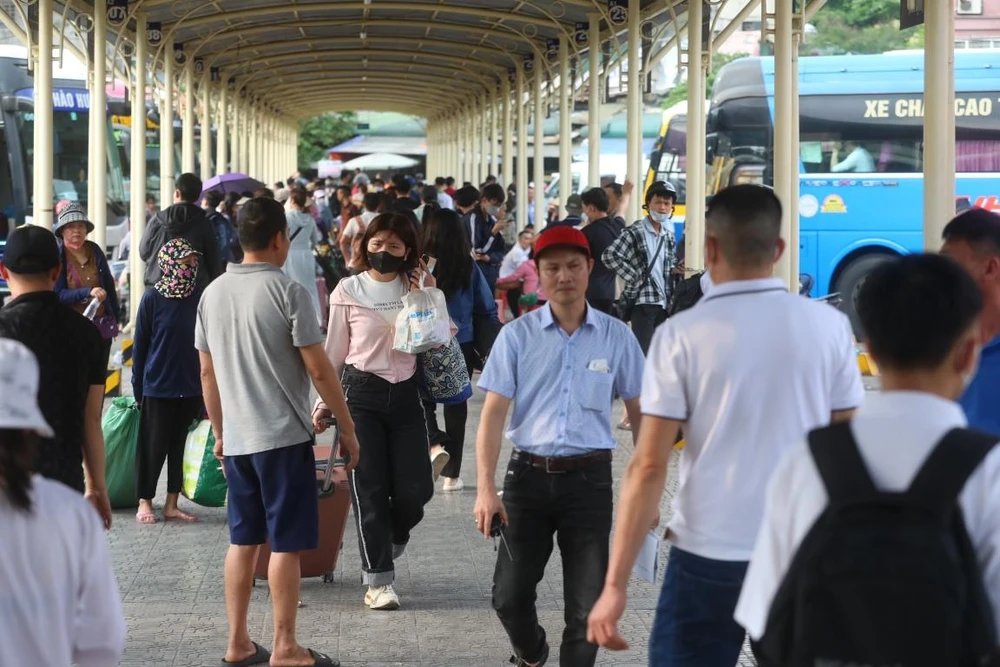 Đông nghịt hành khách đến bến xe Giáp Bát để bắt phương tiện về quê trong chiều ngày 28/4. (Ảnh: Việt Hùng/Vietnam+)